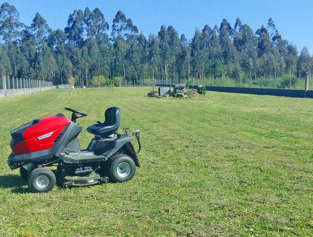 cortar césped en Negreira